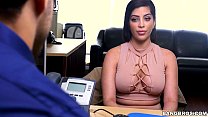 sex キティカプリスは彼女の仕事を救うために一生懸命ファックしますbbc15783 porn
