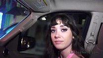sex ありがたいティーンは車の中で巨大なペニスをファック porn