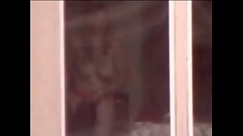 sex 通りの向かいの建物から露出狂をスパイ porn