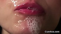 sex возбужденная фотомодель получает порцию спермы на ее лицо глотая всю сперму porn