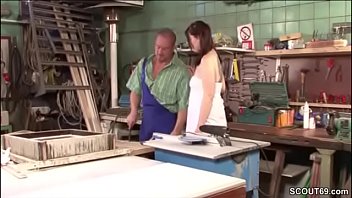 sex дочка получает свой первый трах от отчима porn
