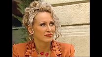 sex сучкублондинку трахнули два мужика в бассейне porn