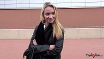 sex глупую блондинку легко уговорили зайти в фургон и раздвинуть ноги для большого члена porn