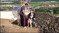 sex симпатичная молодая блондинка занимается сексом втроем с двумя парнями на стройке porn