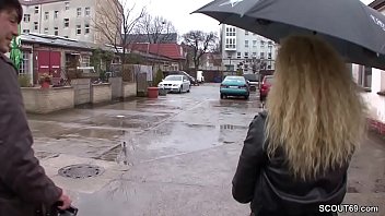 sex ちっちゃい人が通りに近づきお金のために犯された porn