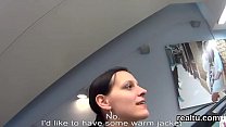sex симпатичного чешского котенка соблазнили в торговом центре и трахнули в видео от первого лица porn