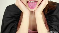 sex фетиш по слюне женщина показывает язык и слюну porn