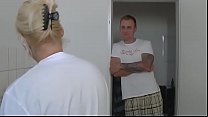 sex домохозяйка скачет на кухне porn