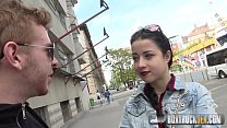 sex горячая taissia демонстрирует свои навыки сосания члена на публике porn