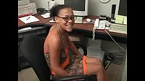 sex черная секретарша делает своему боссу огромный и глубокий минет чтобы получить выходной porn