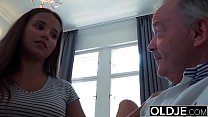 sex старые молодые тинка с большими сиськами дрочит сиськами и получает камшот на лицо от дедушки в постели porn