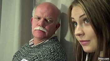 sex おじいちゃんの猫のクソ運指ギャグによる古い若いポルノティーン輪姦 porn