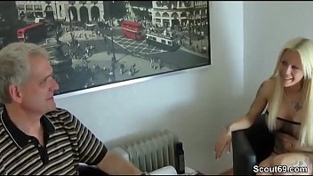 sex старому дедушке разрешено трахать молодую возбужденную юную мышку porn