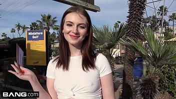 sex тинка maya kendrick светит волосатой киской на свидании в минигольф в любительском видео porn