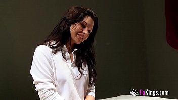 sex 18летняя молодая брюнеткашкольница хочет снять свою первую порно сцену porn