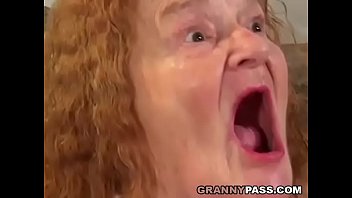 sex おばあちゃんは若いコックを望んでいます porn