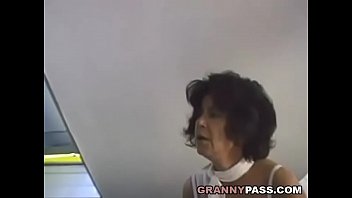 sex 毛むくじゃらのおばあちゃんは若いディックを取ります porn