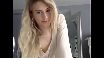 sex симпатичная блондинкатрансексуалка обрабатывает игрушку с анальной пробкой в прямом эфире на dickgirlsxyz porn