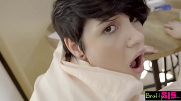 sex brattysis両親のベッドで私の義理の妹を犯した porn