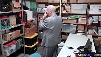 sex миниатюрную юную воришку поймал и трахнул охранник porn