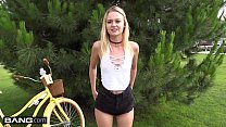 sex тинка kenzie в видео от первого лица трахается в публичной велосипедной комнате в любительском видео porn
