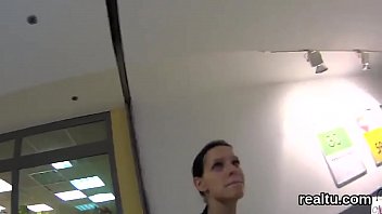sex гламурного чешского котенка соблазнили в торговом центре и трахнули в видео от первого лица porn
