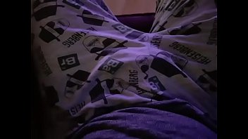 sex прикасаясь к молодому парню в пижаме он стонет и корчится porn
