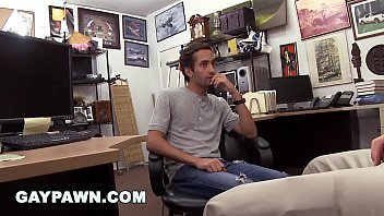 sex gaypawn чувак стонет как дама пока его трахают в ломбарде porn