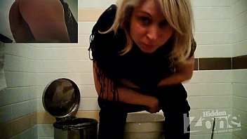 sex блондинка в синих трусиках писает porn