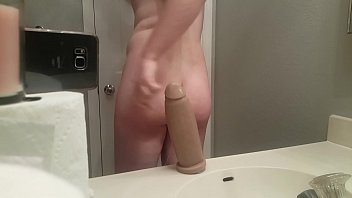sex ハンキー氏のおもちゃから巨大なボスホッグディルドによって破壊された22歳のお尻 porn