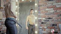 sex горячий сексуальный бородатый мужик раздевается перед зеркалом показывая свой молодой необрезанный член porn