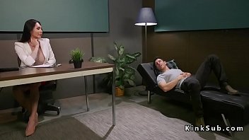 sex トラニードクターはソファで男を前髪 porn