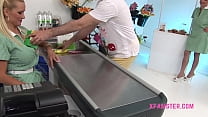 sex крошечная юная шлюха с шикарной задницей и очень худой лысой киской принимает член porn