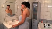 sex девушка с большими натуральными сиськами трахается в душе porn