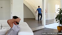 sex крошечная милфамачеха и пасынок трахаются во время футбольного матча porn