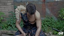 sex симпатичный парень без рубашки в шотландском килте играет с членом после тяжелой работы porn
