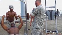 sex 裸の軍隊の男性が同性愛者の体重を量るスタッフ軍曹は私たちにとって何が一番ホットかを知っています porn