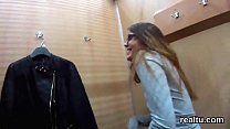 sex симпатичного чешского котенка дразнили в торговом центре и трахнули в видео от первого лица porn