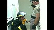 sex ゲイの消防士が警察官のチンポをしゃぶってから恩返し porn