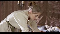 sex горничная играет со своей киской в комнате своей дамы porn