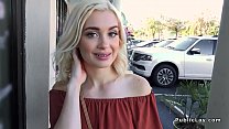 sex бритая пизда с крошечными сиськами трахает тинку на улице porn