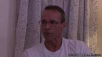 sex старый зрелый мужчина занимается сексом с молодым волосатым мускулистым папочкой porn