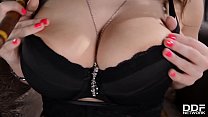 sex v巨乳の豪華なベイブがどのように自慰行為をするかを示しています porn