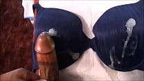 sex дрочит и кончает в синем бюстгальтере 38d porn