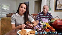 sex симпатичная и возбужденная юная шлюшка скачет на старом хуе как профессионал porn