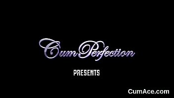 sex пикантный секскотенок получает камшот на ее лицо сосет весь эякулят porn