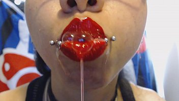 sex 真っ赤な唇が垂れ下がり唾液をたくさん吐き出す porn