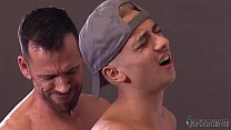 sex 成熟した男は彼の隣人の息子をファック porn