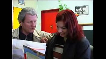 sex горячая непрофессиональная возлюбленная встает на четвереньки и принимает это тяжело porn