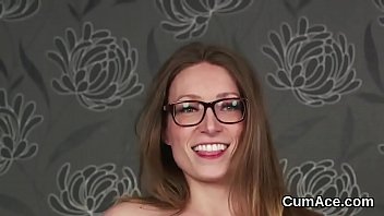 sex кокетливая модель получает сперму на лицо глотая все сливки porn